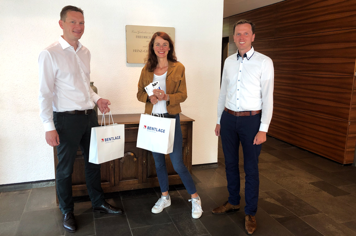 Uebergabe der Sticker an Bielefeld Marketing